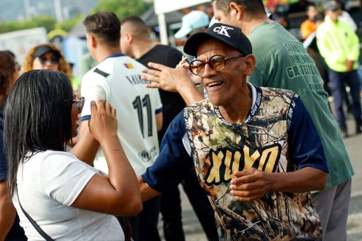 globovision's tweet photo. 🟡#EnNoticia | Festival por la Paz: Caracas vibra en una jornada histórica en La Carlota

Este 2026 ofreció un 1° de mayo cargado de anuncios significativos e importantes para la dignificación del salario y del sustento de la familia venezolana. En este contexto, se desarrolló en la ciudad de Caracas el ''Festival por la Paz'', un espectáculo cargado del talento, la pasión y la entrega de nuestro pueblo.

La Base Aérea de la Carlota se convirtió en un escenario para la convivencia, la recreación y la conciliación al son de la salsa, el merengue y la sabrosura de la música llanera. El evento gratuito también tuvo como protagonistas las melodías sinfónicas y otros ritmos alternativos, como el vallenato o las rancheras.

✍️La Iguana

#Globovisión #Espectáculos