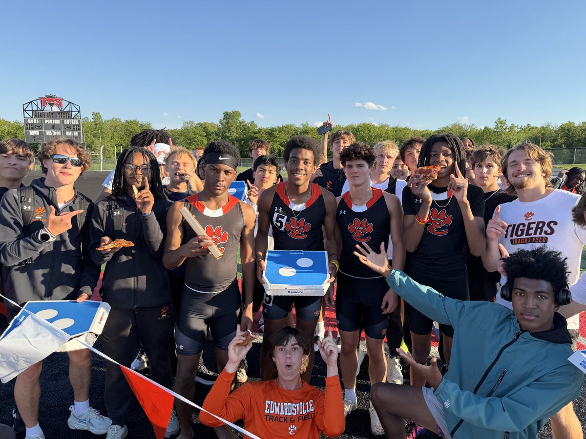 TrackEHS's tweet photo. What a finish in the 4x4 for the dub and pizza! Thank you Coach Weiss! 

~3:24.82~

Green - 51.7
Williams - 51.3*
Humphrey - 51.36*
Davis - 50.25 https://t.co/bECglCIuBr