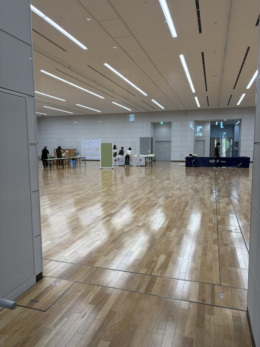 本日ご参加の皆様。
物販会場はエスカレーター上がって右側の入口から入った奥（南イベントスペース）ですよ！ただし、会場はまだこんな感じなので、覗き過ぎて急かさないようにしましょう<(*ΦωΦ*)>
そして一階のタリーズはまだ開店前なので、当てにしてくると詰みますよ💦