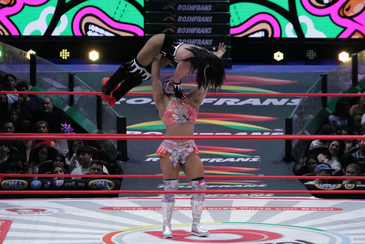 LaTijeraLucha's tweet image. Espectacular batalla femenil, en un duelo en el que la mexicana #Olympia estuvo apoyada en todo momento por su afición, fue determinante para llevarse la victoria y derrotar a #LadyFrost en un duelo que hizo vibar público asistente a la Arena México... #latijeraluchalibre