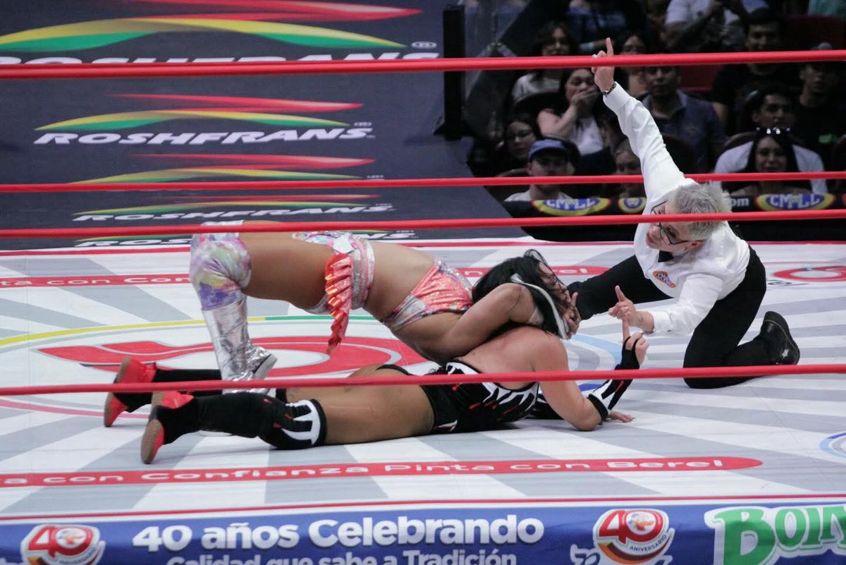 LaTijeraLucha's tweet image. Espectacular batalla femenil, en un duelo en el que la mexicana #Olympia estuvo apoyada en todo momento por su afición, fue determinante para llevarse la victoria y derrotar a #LadyFrost en un duelo que hizo vibar público asistente a la Arena México... #latijeraluchalibre