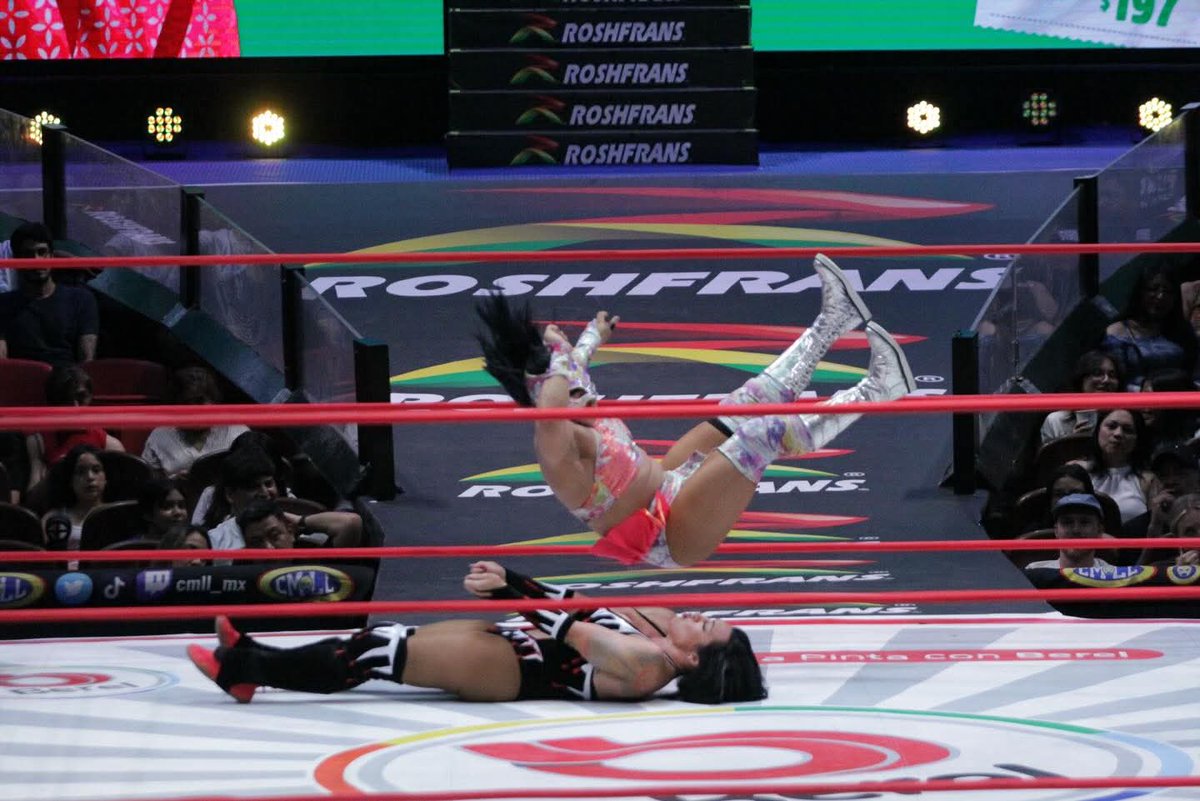 LaTijeraLucha's tweet image. Espectacular batalla femenil, en un duelo en el que la mexicana #Olympia estuvo apoyada en todo momento por su afición, fue determinante para llevarse la victoria y derrotar a #LadyFrost en un duelo que hizo vibar público asistente a la Arena México... #latijeraluchalibre