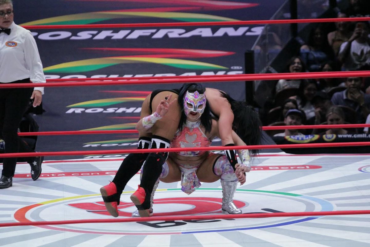 LaTijeraLucha's tweet image. Espectacular batalla femenil, en un duelo en el que la mexicana #Olympia estuvo apoyada en todo momento por su afición, fue determinante para llevarse la victoria y derrotar a #LadyFrost en un duelo que hizo vibar público asistente a la Arena México... #latijeraluchalibre