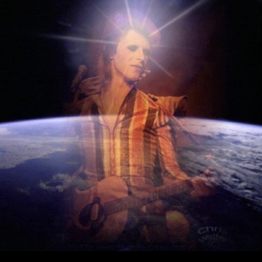 lynsys57's tweet image. “There’s a Starman waiting in the sky…”
#BowieForever
#NationalSpaceDay