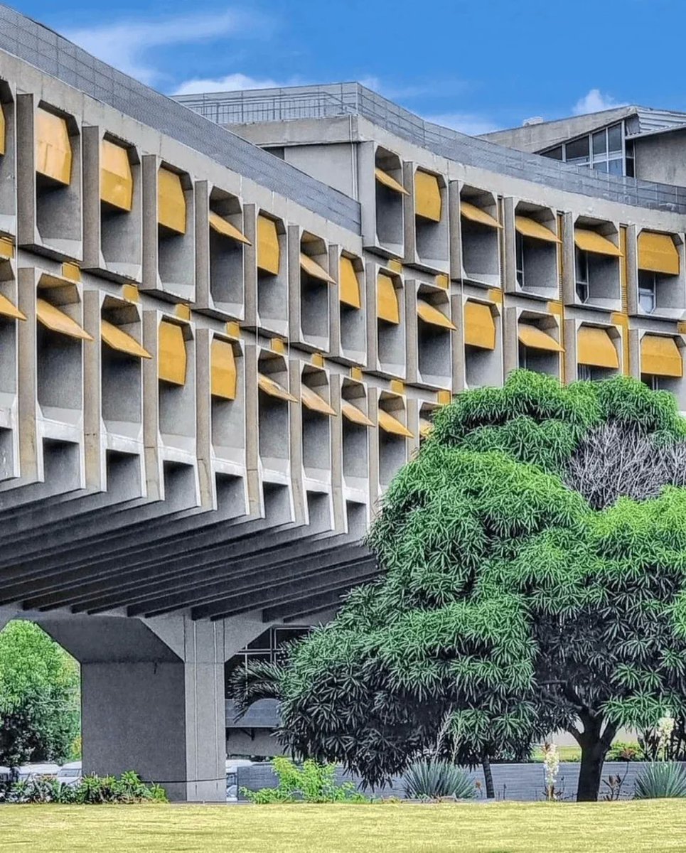 Administrative complex, Bahia, Brazil. Architect João Filgueiras Lima, 1975