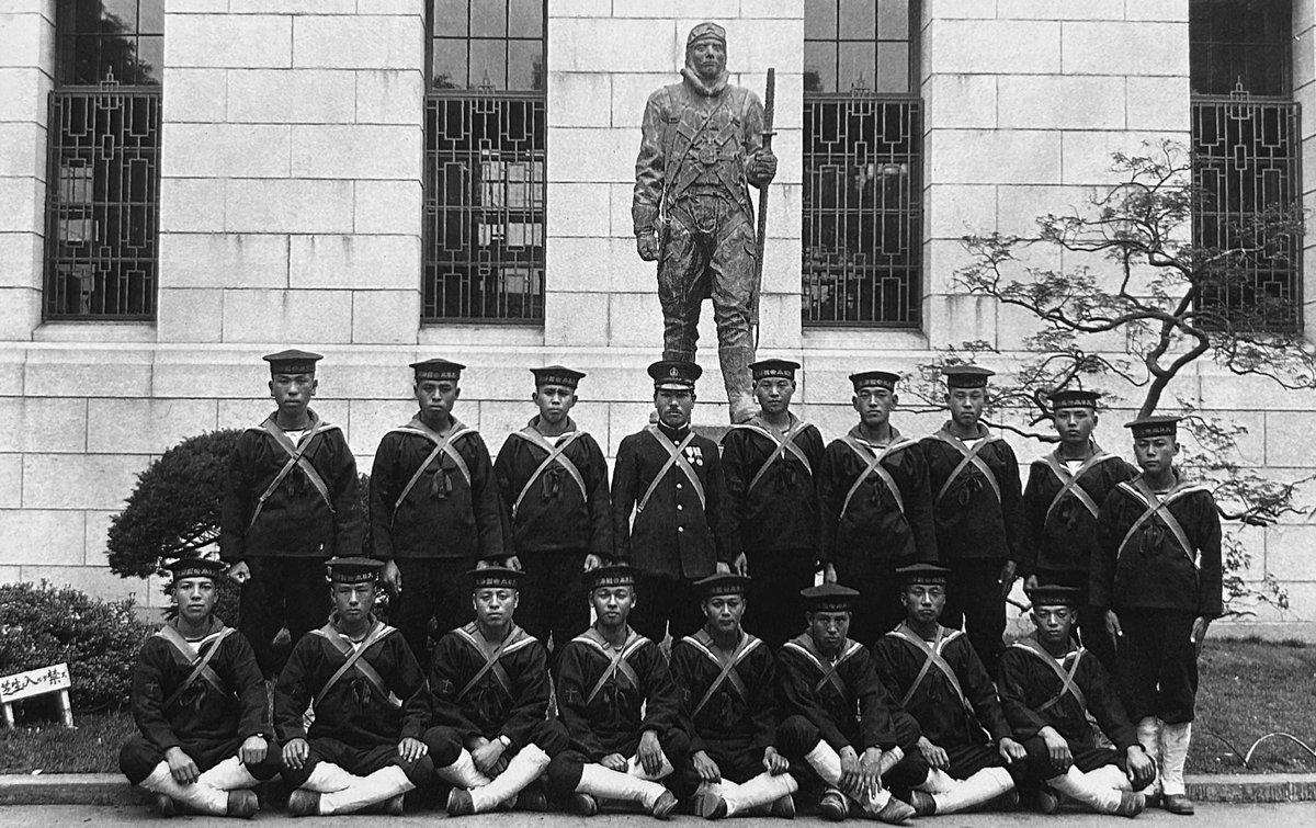 1942年5月 日本海軍航空隊 明治神宮に参拝後、海軍館前で記念撮影した