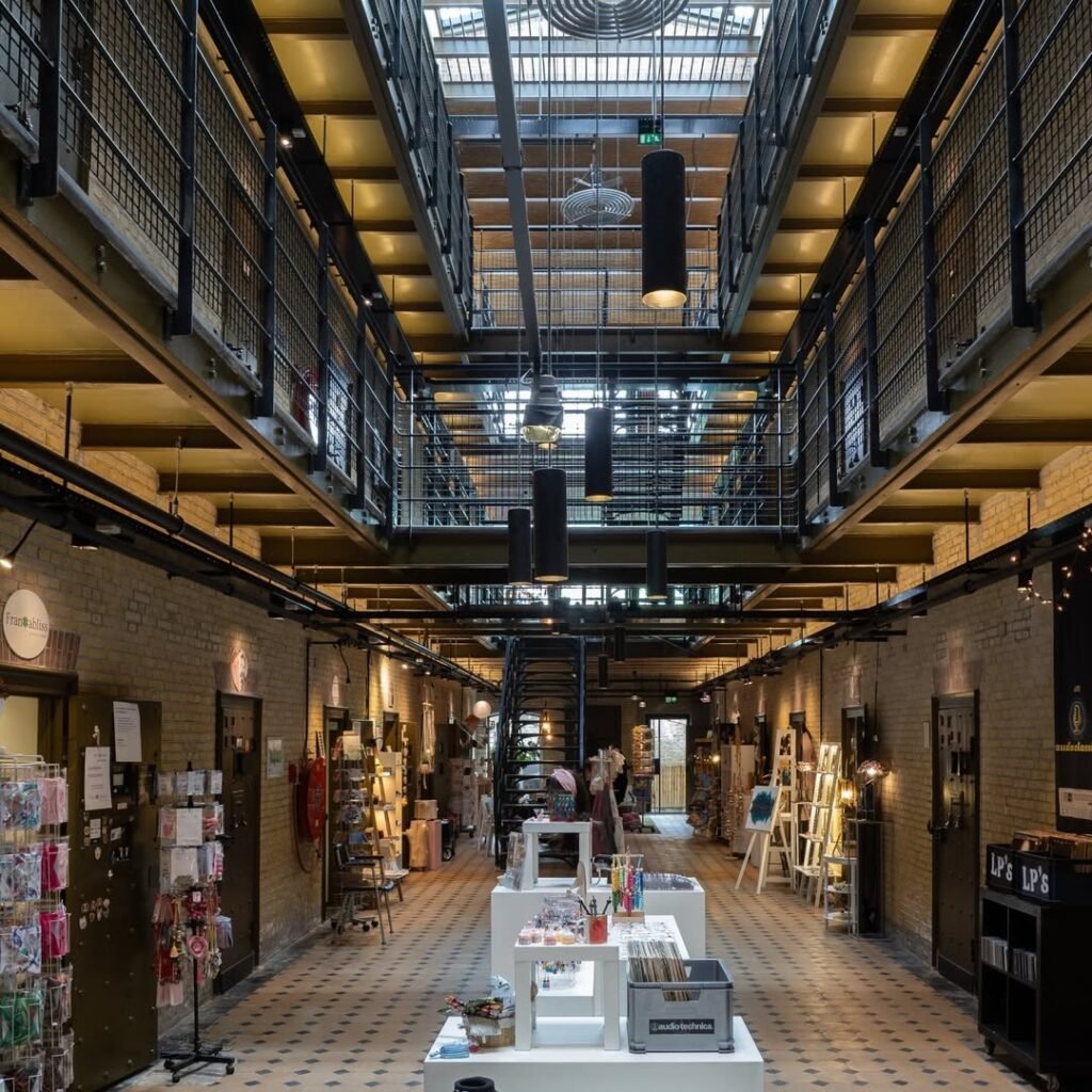 ypma_albert's tweet photo. "Ik ga u van deze tekst van Paulus alles uitleggen, behalve het woord 'deur', want daar begrijpt u meer van dan ik".
Karl Barth, preek, strafgevangenis, Bazel
Beeld: strafgevangenis, Leeuwarden
#preek https://t.co/NVHduxfMYi