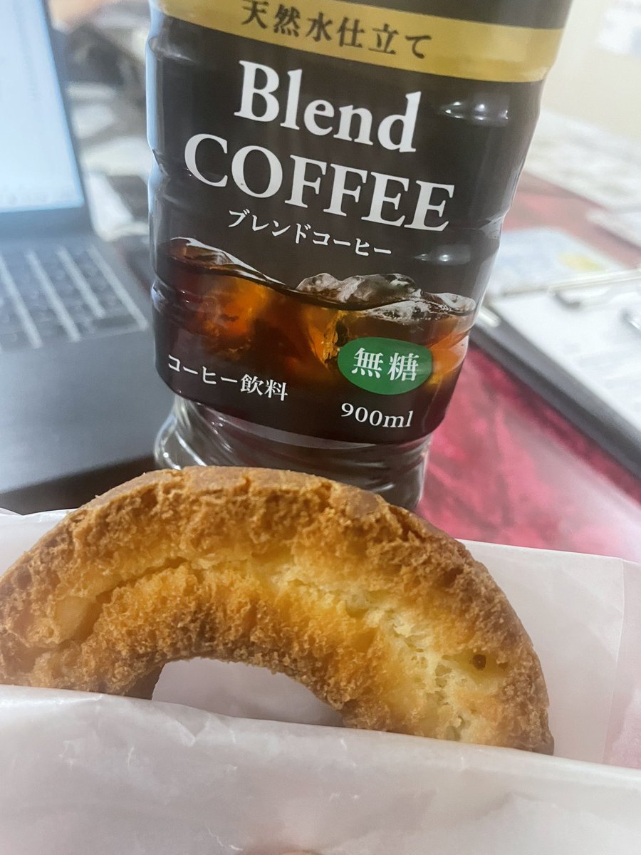 grdregg_tkok's tweet photo. 朝イチから常連さんに餌付け(言い方w)して頂いてニッコニコニー😬(元ネタ知らんけどw)な高岡です！

GW中日の平日やろーって舐めてた昨日、無事忙しくてタヒにました😇

今日からGW本場‼️
事前予約の時点で震えている🫨

が、頑張る💪 https://t.co/8frNffqe5A