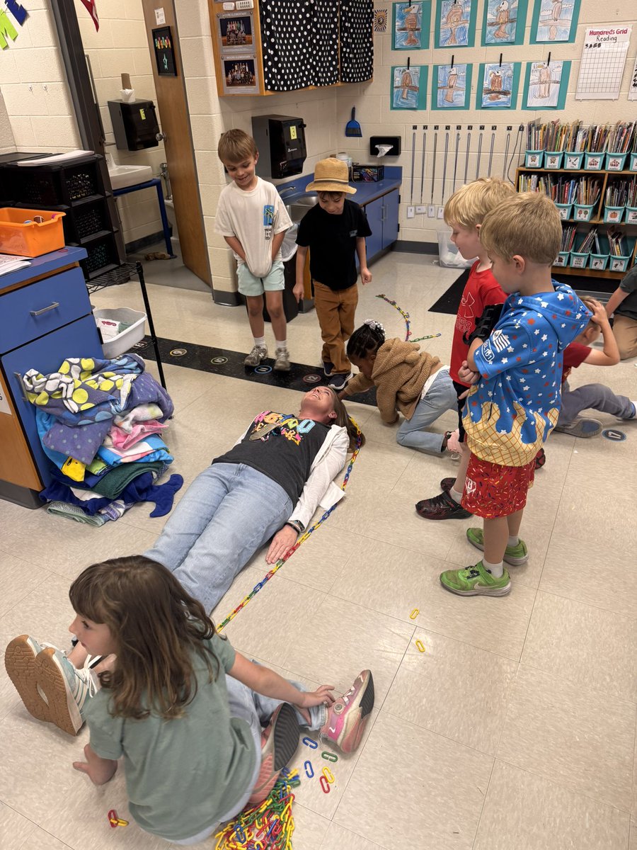 fssdMES's tweet photo. What better way to practice measurement than to measure Ms. Soder &amp; Mr. C with links? 🔗🔗🔗 https://t.co/N5Ag1pf5kb
