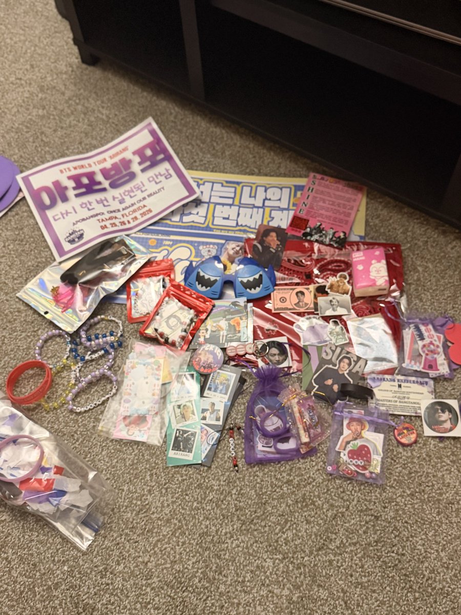 SamRambler's tweet photo. Me &amp; my mom’s Tampa d3 freebies ty everyone for being so nice https://t.co/382FIXf9Ez