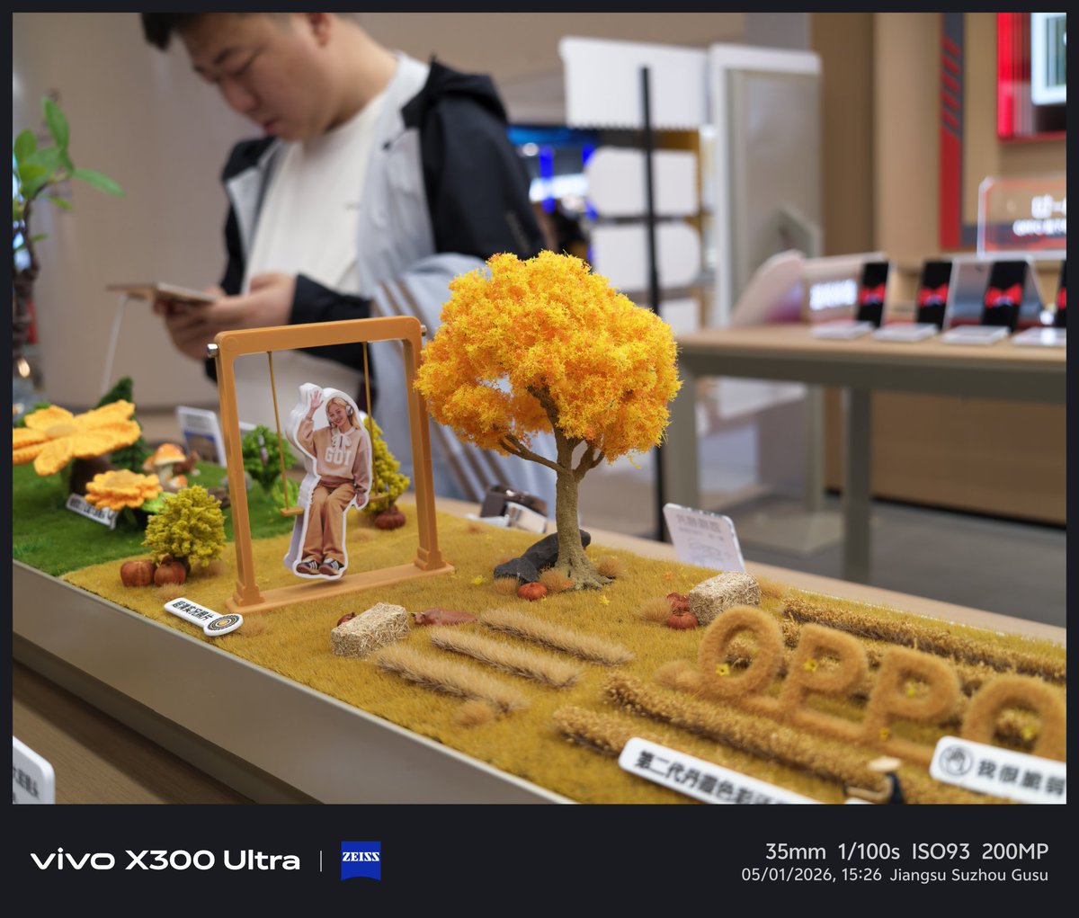 Xavvyro's tweet photo. @Frankforphones I also noticed lower 200MP quality on X9U compared to X300U

I tested this yesterday in the oppo store and the size ratio of the object is the same on X9U and X300U to eliminate the advantage of X300U 35mm

And this was on still object with good lighting

Left Vivo, Right Oppo https://t.co/0p0UTq1ISa