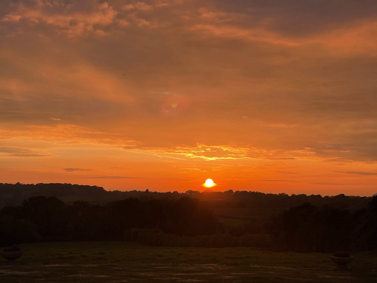 AngelikaHTCG's tweet image. Watching the #sunset across Fairlight #SweetDreams 🌕✨💫 #FridayMood ♥️