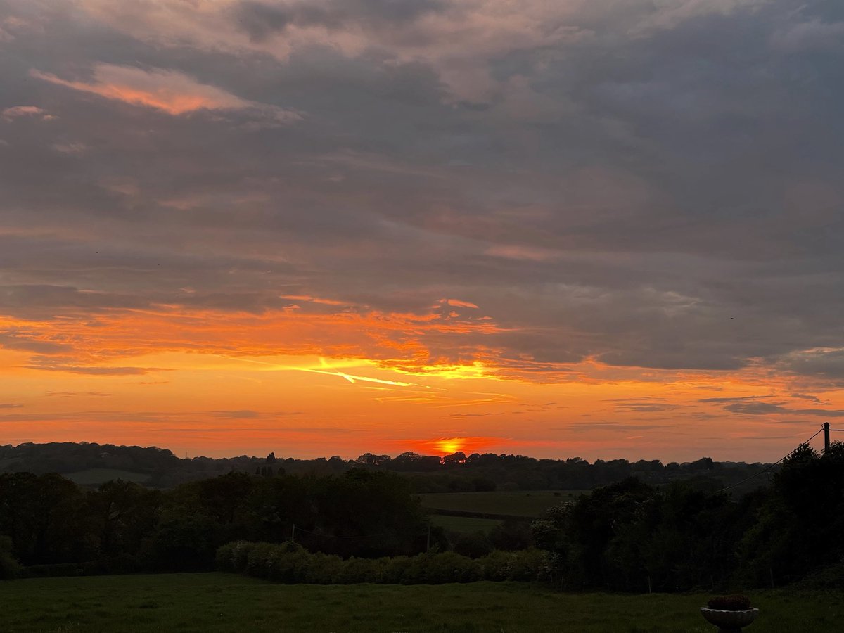 AngelikaHTCG's tweet image. Watching the #sunset across Fairlight #SweetDreams 🌕✨💫 #FridayMood ♥️
