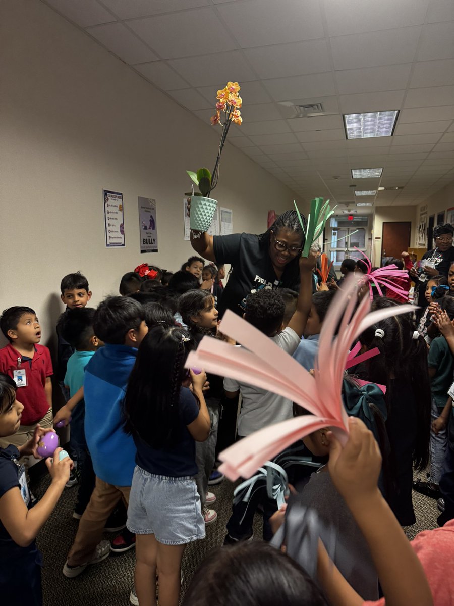 MsCruzclass's tweet photo. Happy Principal’s Day, Dr. Cunningham ! Thank you for your leadership, dedication, and care for our students and staff. We love you here at Collins Elementary @ExplorersCol @MytraCunningham https://t.co/UsFYbPfL5V