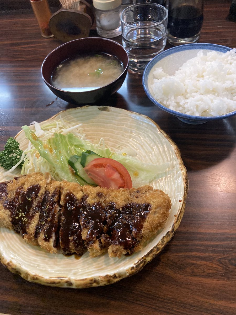 o________ta's tweet photo. 三久。ビーフカツ定食900円。新台見に行くようになってから元町ウロウロし出して、安定のそこそこの味でYouTuberに荒らされてない平和さ🕊️ https://t.co/oXpJ5HJmAr