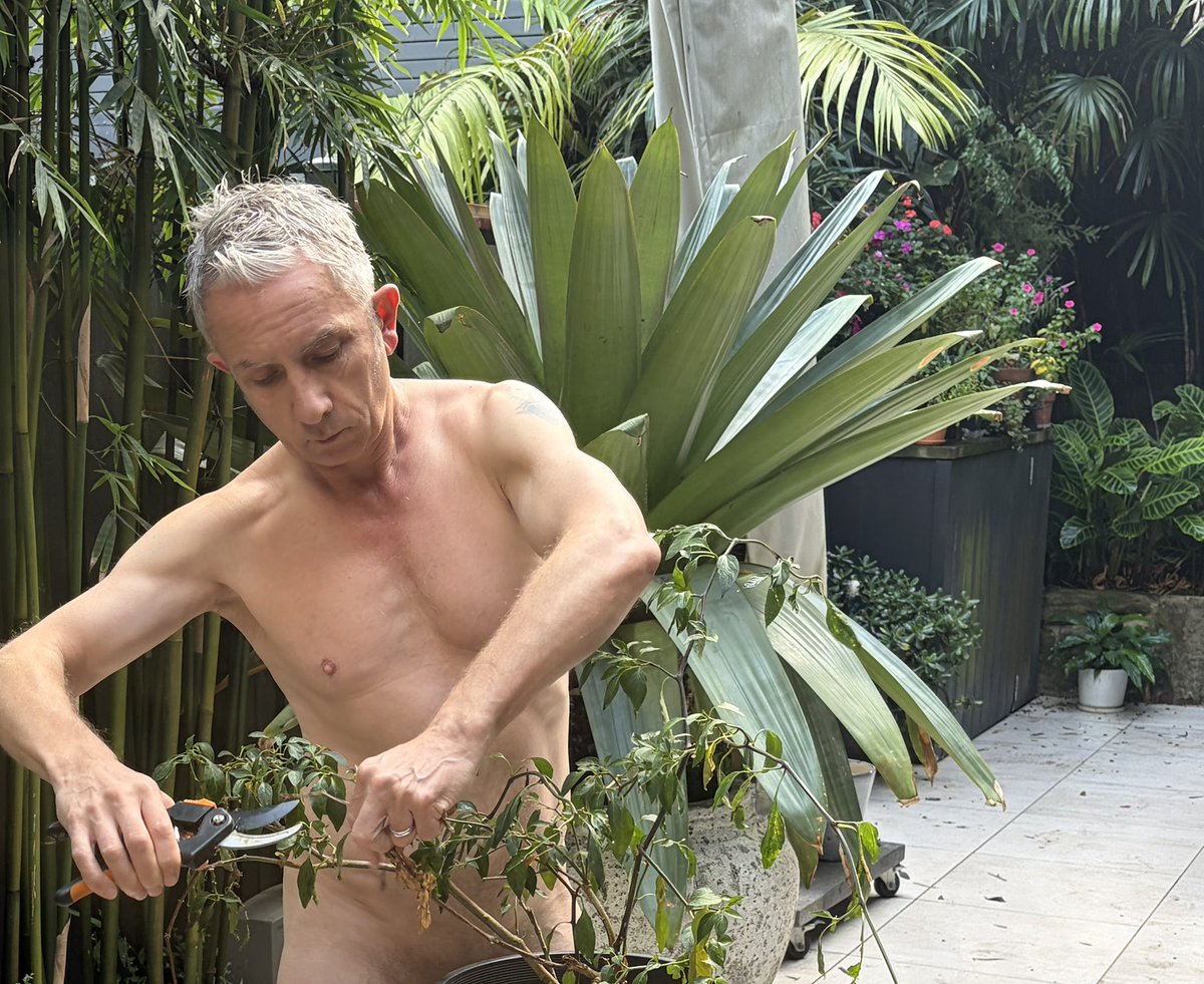 WazMan01's tweet photo. Happy World Naked Gardening Day!! 🥀🌱🪻💐🌼 #worldnakedgardeningday #worldnakedgardeningday2026 #WNGD https://t.co/gIAUKELE7D