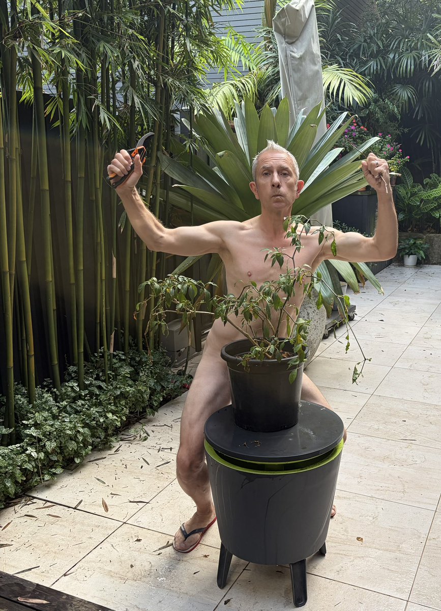 WazMan01's tweet photo. Happy World Naked Gardening Day!! 🥀🌱🪻💐🌼 #worldnakedgardeningday #worldnakedgardeningday2026 #WNGD https://t.co/gIAUKELE7D