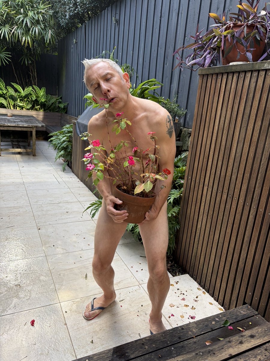 WazMan01's tweet photo. Happy World Naked Gardening Day!! 🥀🌱🪻💐🌼 #worldnakedgardeningday #worldnakedgardeningday2026 #WNGD https://t.co/gIAUKELE7D