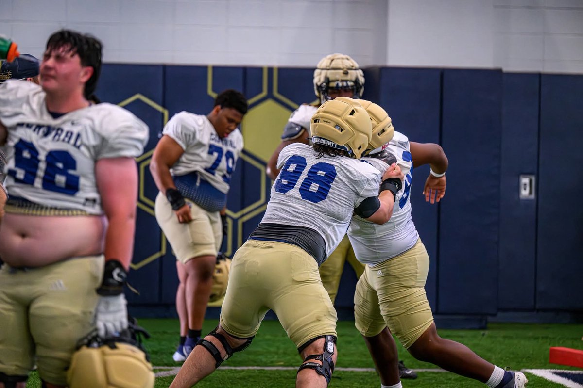 doverman527's tweet photo. Senior season ‘26 loading… (6,3 , #285). First week of spring down 2 more to go https://t.co/FzxvRTtMx1