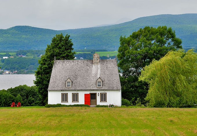 Paysage printanier. La belle petite maison ancestrale de l'Île d'Orléans... #BeautéduQuébec
Crédit photo: Bertrand J. Rivard (Photo Patrimoine Bâti du Québec, juin 2020)