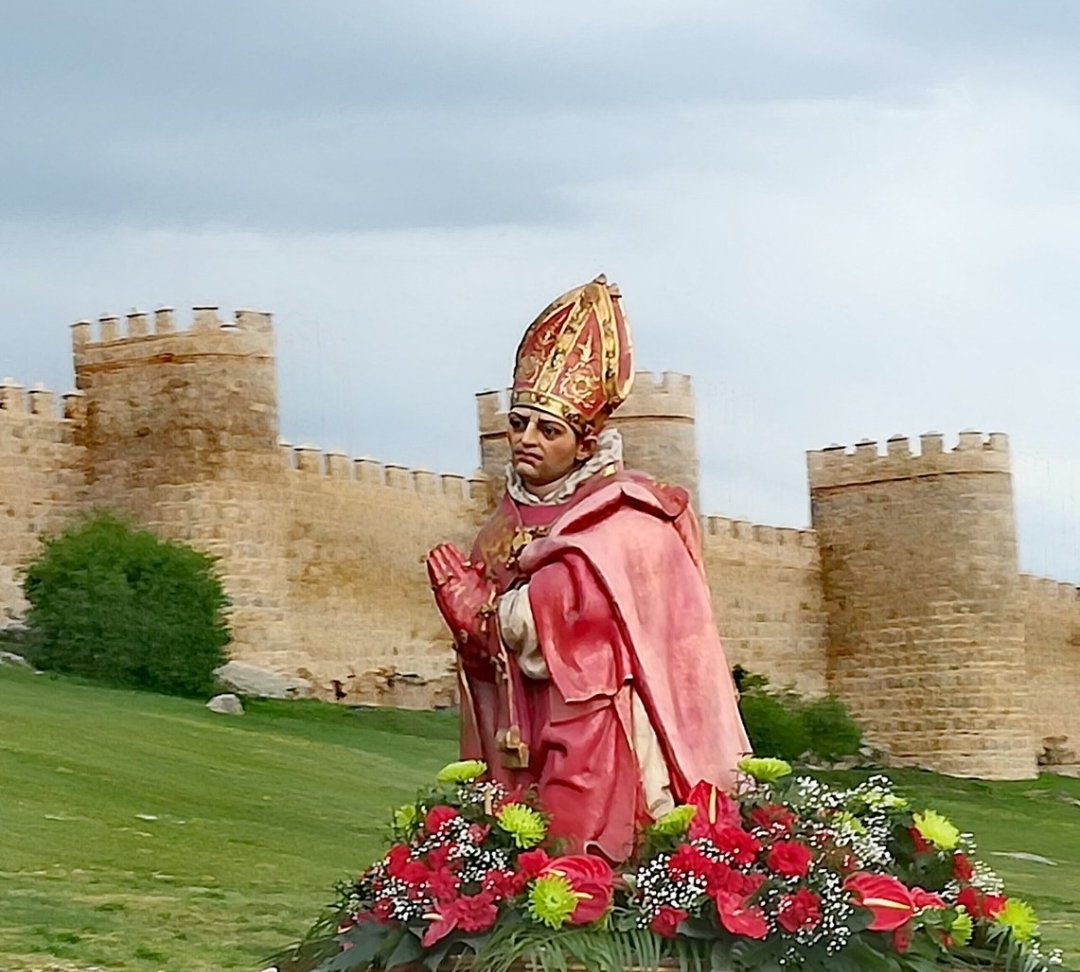 #SanSegundo es uno de los siete varones apostólicos enviados por San Pedro y San Pablo a evangelizar España. Fue el primer obispo de Ávila. En 1519 se descubrió un sepulcro con la inscripción «San Segundo» extramuros de la ciudad, junto al Adaja.
¡Viva nuestro patrón!