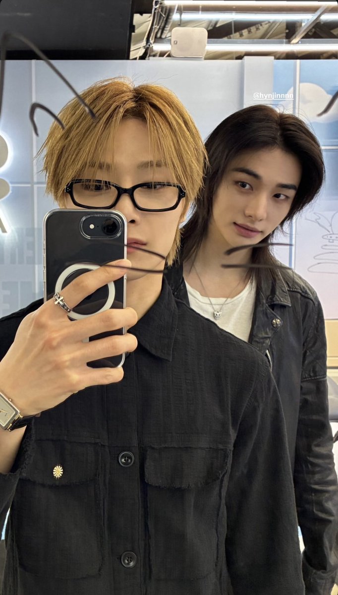 skz03____a's tweet photo. 久しぶりのインスタストーリーでソコンイェズだ…🥹イエンちゃんがセルカ撮ってるところにヒョンジンさんそっと近づいたんやろなかわいい笑 https://t.co/XwHEq9PCTo