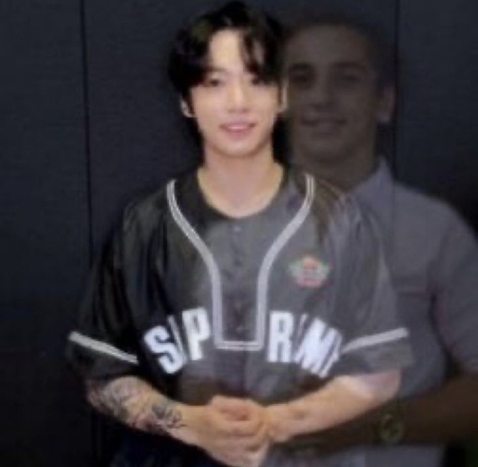 holaaa mis mutis <33
soy delf, tengo 19, soy argentina, staneo a bts desde los 11, soy una rompe huevos intensa de mierda con bts y en general en eso se basa mi personalidad, me encanta socializar pero me da vergüenza hablar primero, yoongi y jk biased y siganme quiero mas mutis