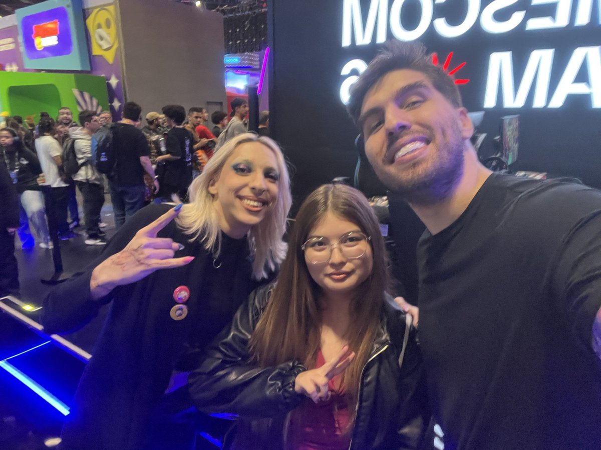 foreies's tweet photo. gamescom dia 2!! (muitoo obg chokeee 💗💗) https://t.co/t2eW60llQb