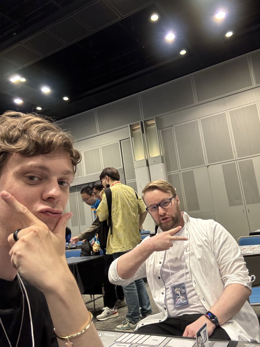 Ryoomara's tweet photo. Game time for worlds https://t.co/LfbuvV74c0