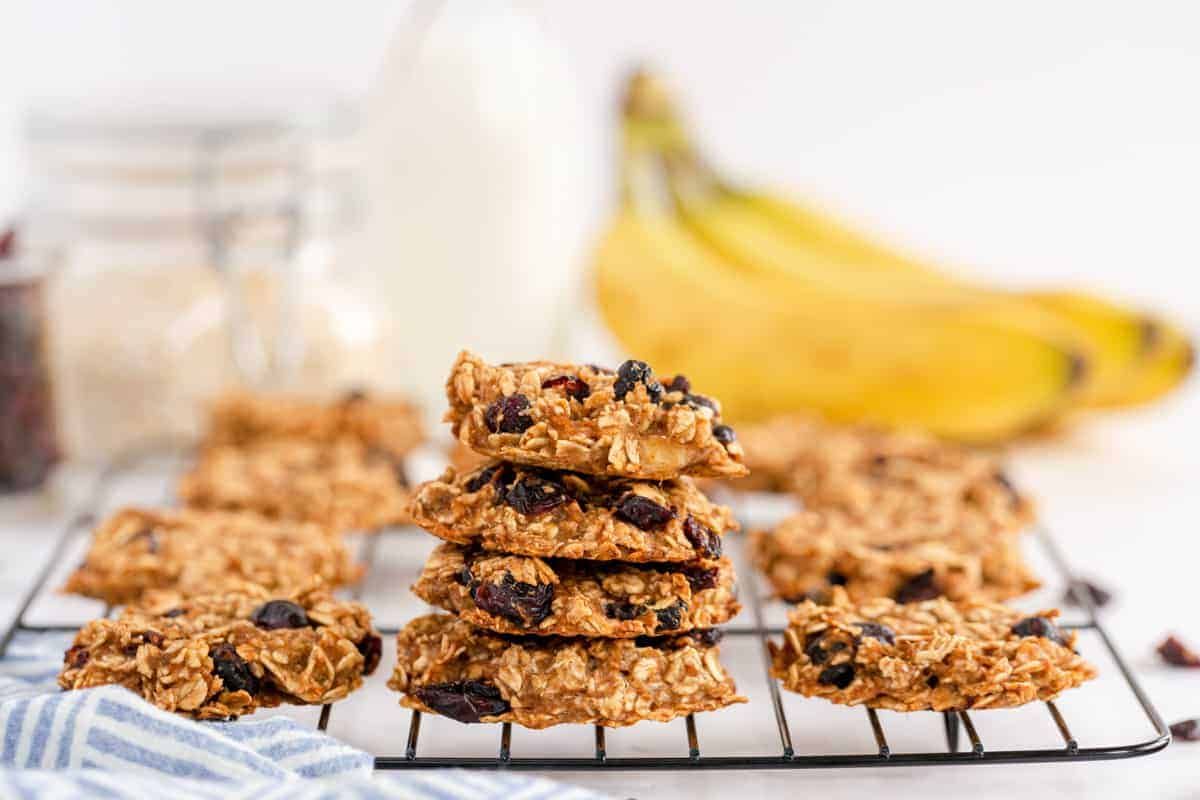 kyleecooks's tweet image. Healthy Oatmeal Breakfast Cookies with no butter, oil, eggs, flour, or sugar. Which means - I can approve eating cookies for breakfast. And so can you!  #healthy #lowfat #oatmeal #cookies #breakfast  kyleecooks.com/healthy-cranbe…