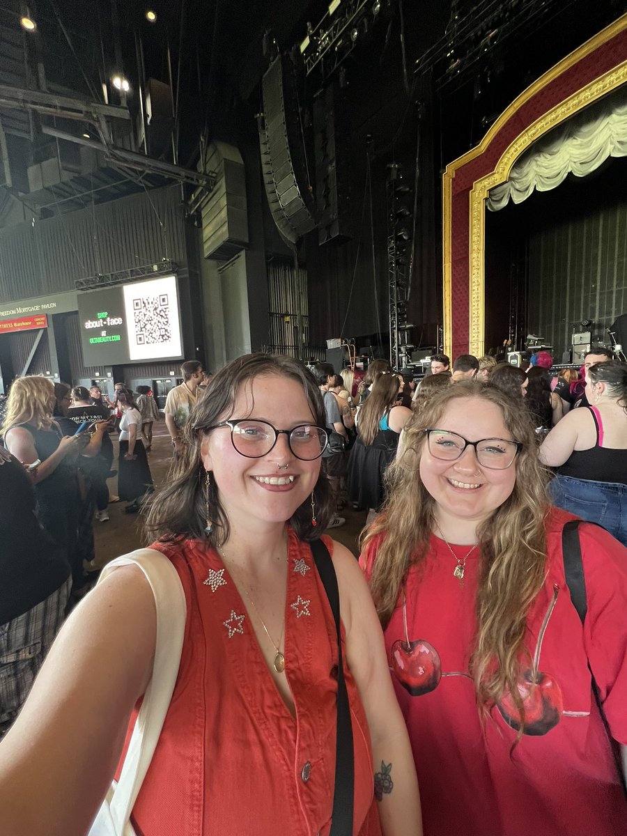 tristaalisha's tweet photo. “Got 1 to make you BIG
Got 1 to make you small enough to crawl
I'm gonna try them all, 
I'm gonna kiss the sky before it falls. 
Are you lucid? 
Are you somewhere you should be?”
Pic of you, pic of you small, 
pic/video @ a Halsey concert🌟
#TGIdeluxe #TheGreatImpersonatorDeluxe https://t.co/Y0Kjoztpjp