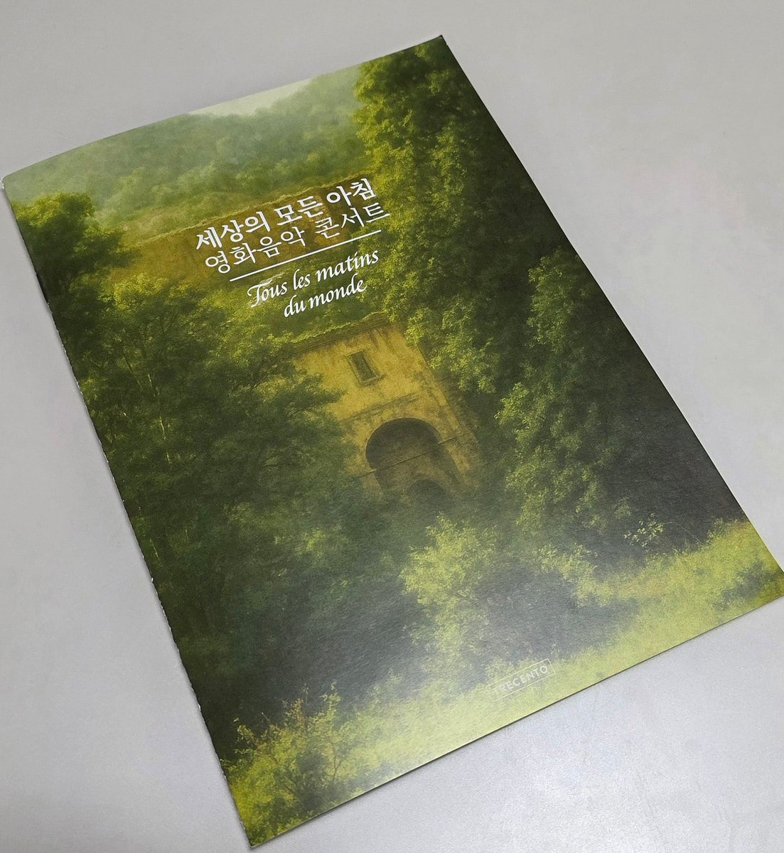 dnsehdgo1's tweet photo. 얼마 만의 라이브인가! 2열의 행복도 잠시, 좁은 좌석과 씨름하다 결국 1부만 보고 퇴근. 수술 후 회복이 만만치 않음을 실감함. 그래도 마랭마레의 곡 그리고 비올라 다 감바의 잔잔하면서도 애절하지만 ‘균형과 절제'가 주는 위로만큼은 확실히 알 것 같다. 슈클지기님도 앞자리에서 보고 계시더라. https://t.co/93JPqpwMr3