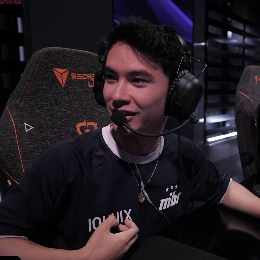 valesportsna's tweet photo. Everyone needs a teammate that looks at them like this 😊 https://t.co/RtdvP5GMjx