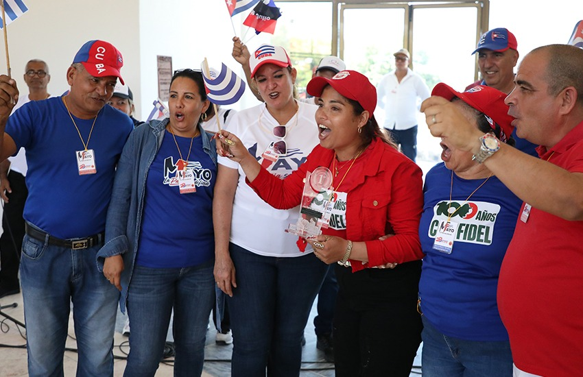 Emociones después del desfile por el Primero de Mayo en #LasTunas #Cuba  periodico26.cu/index.php/es/p… #LaPatriaSeDefiende