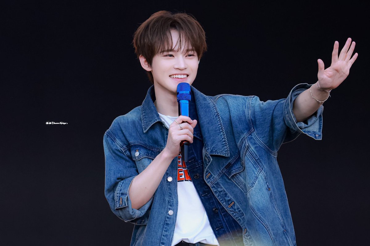ChenleHashtag's tweet photo. 🎉CHENLE HASHTAG PARTY🎉

OUR MASTER SINGER is back for the Nanjing festival🎉

He's going to perform at Midou Music Festival, so let's show him some love by using this tagline and hashtag:

CHENLE LIGHTING UP MIDOU
#️⃣CHENLEatMidouMufest

Event:
🗓 Today, May 2nd
🕖 tba https://t.co/T5BXvJyGyn