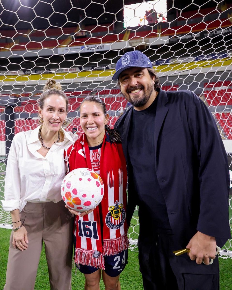 NellySimon's tweet photo. Que privilegio ver y ser parte de tu historia. @LichaCervantes has logrado un objetivo claro que hace feliz a mucha gente. 
Tenacidad y disciplina. 
Recordar que esto también es de cada una de tus compañeras que te cobijaron desde el día 1 que llegaste a esta institución. https://t.co/DdbJnej0Sd