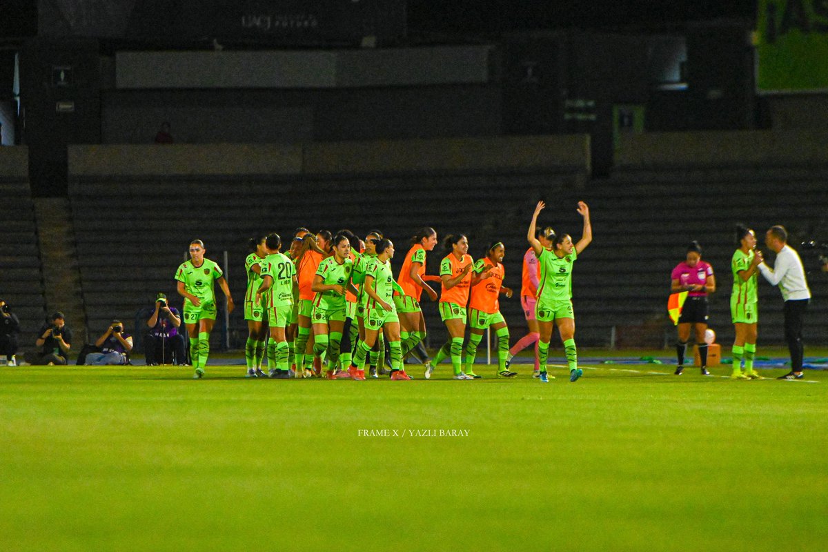 FrameX_OF's tweet photo. 📸 Galería Frame X | Bravas vs América Femenil (Ida Cuartos de Final)
📍 Estadio Olímpico Benito Juárez – Ciudad Juárez
📷 Fotografías por Yazli Baray
⸻
#Bravas #AméricaFemenil #LigaMXFemenil #CuartosDeFinal #GaleríaFrameX #FotografíaDeFútbol #YazliBaray #FutbolFemenil https://t.co/jCY0mhyhaV