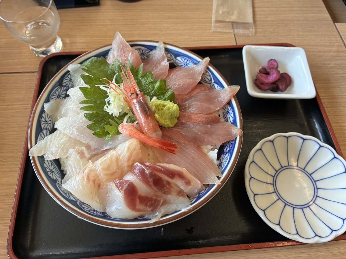 tomosin87's tweet photo. 海鮮丼食べに来た https://t.co/6WEu9n36A2