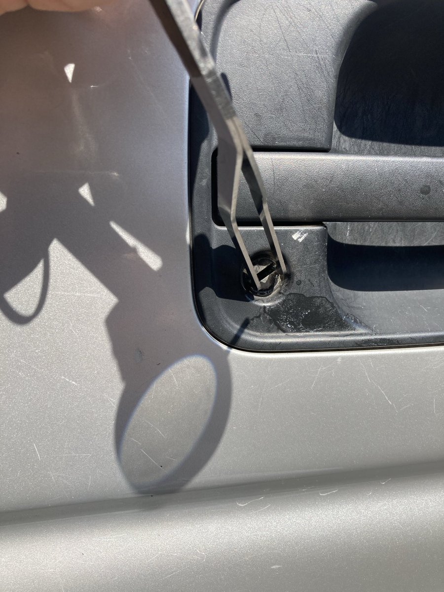 kagiqotori's tweet photo. マツダスクラムのインロック対応です。
鍵を車内に置いたままドアを閉めたらトラブルに、、、😢
運転席側ドアシリンダーに工具を装着して作業開始です。
#M421
#インキー
#インロック
#キー閉じ込み https://t.co/Vq3yzaIV5s
