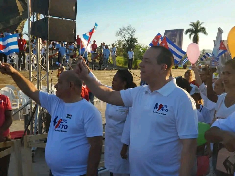 BMC SAYAXCHE GUATEMALA
1ro de Mayo en Santiago de Cuba
encabezó nuestro Ministro de Salud Pública el  Bloque del Sector  en el desfile por el Día Internacional de los Trabajadores.
#BMCGuatemala
#CubavivesuHistoria
#SiempreSantiago
#CubaPorLaSalud