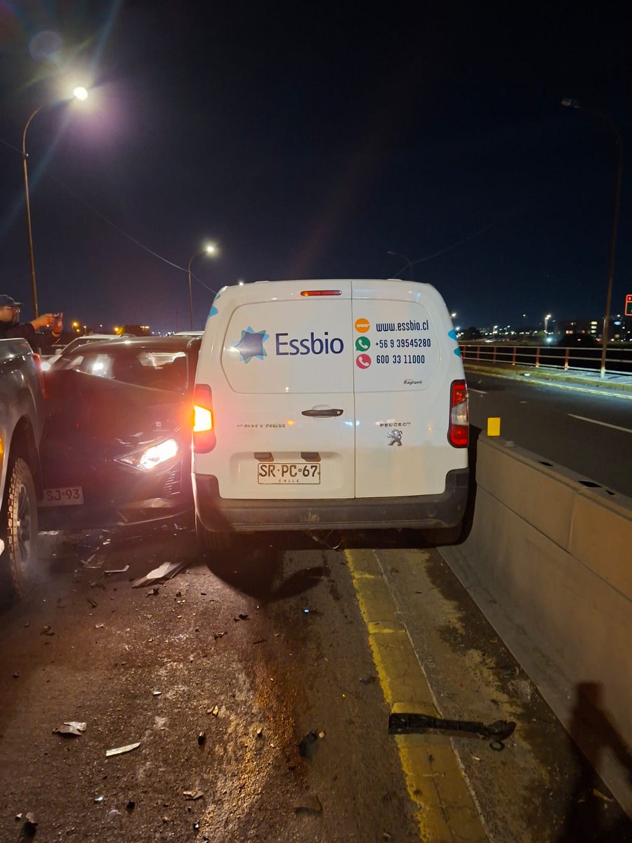 heis_14's tweet photo. Vehículo de @essbio provoca accidente múltiple en puente juan Pablo II en Concepción, venia manejando en contra del tránsito. @PDI_CHILE favor investigar y que Essbio responda los daños ocasionados. https://t.co/t0Ejxwpe7y