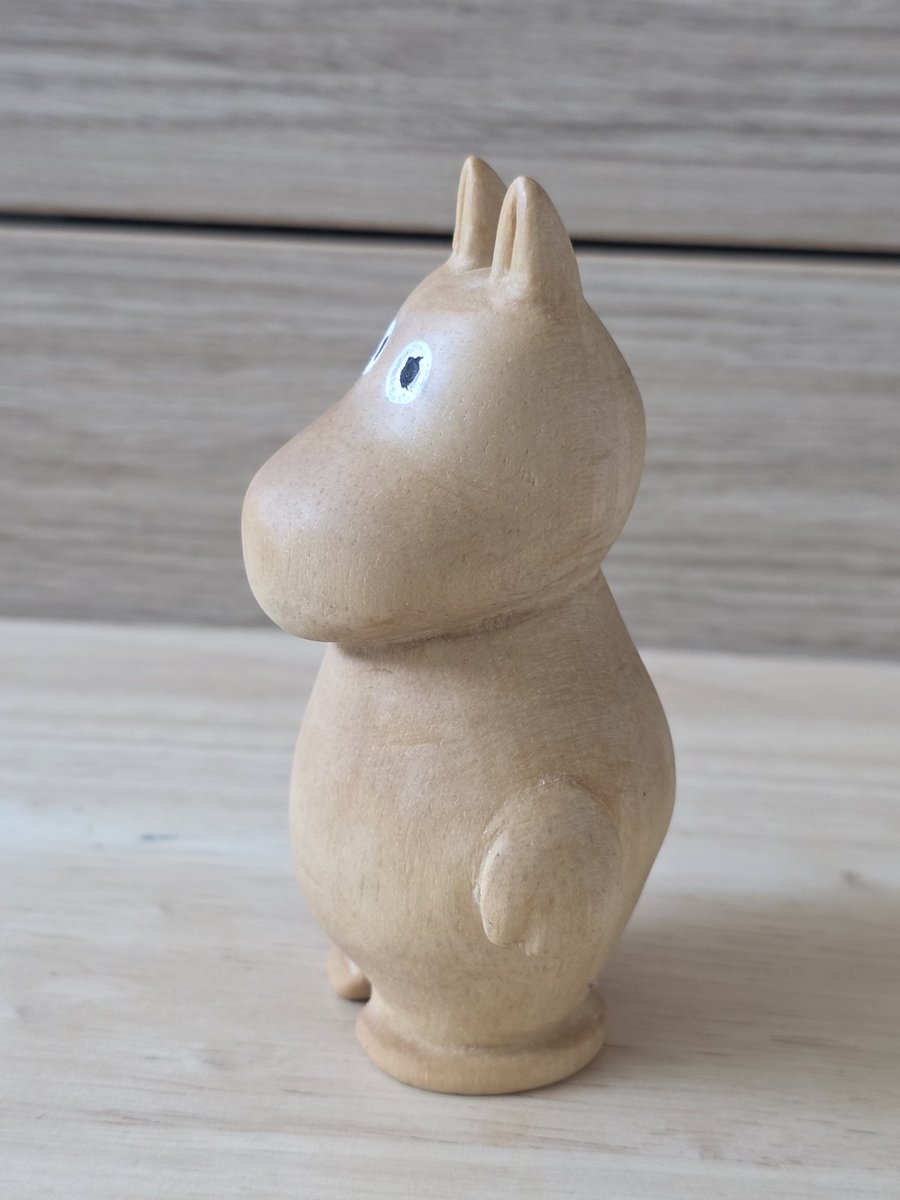 목공예가 취미인 남편이 며칠동안 조물거리더니 무민을 만들었네..