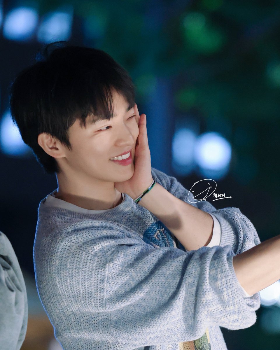 Okjinuk_gallery's tweet photo. 2026.04.29 뮤지컬 걸프렌드🎧
옥진욱 배우님 퇴근길 사진4
Musical Girlfriend
#옥진욱 #뮤지컬걸프렌드 #걸프렌드 #백암아트홀 https://t.co/DSjRlJ7kwL