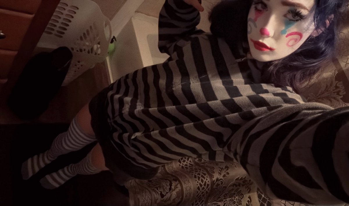 Littlelily0806's tweet photo. Honk honk🤡
#alternativegirl #cutie #clowngirl https://t.co/UJ9iUBsLDD