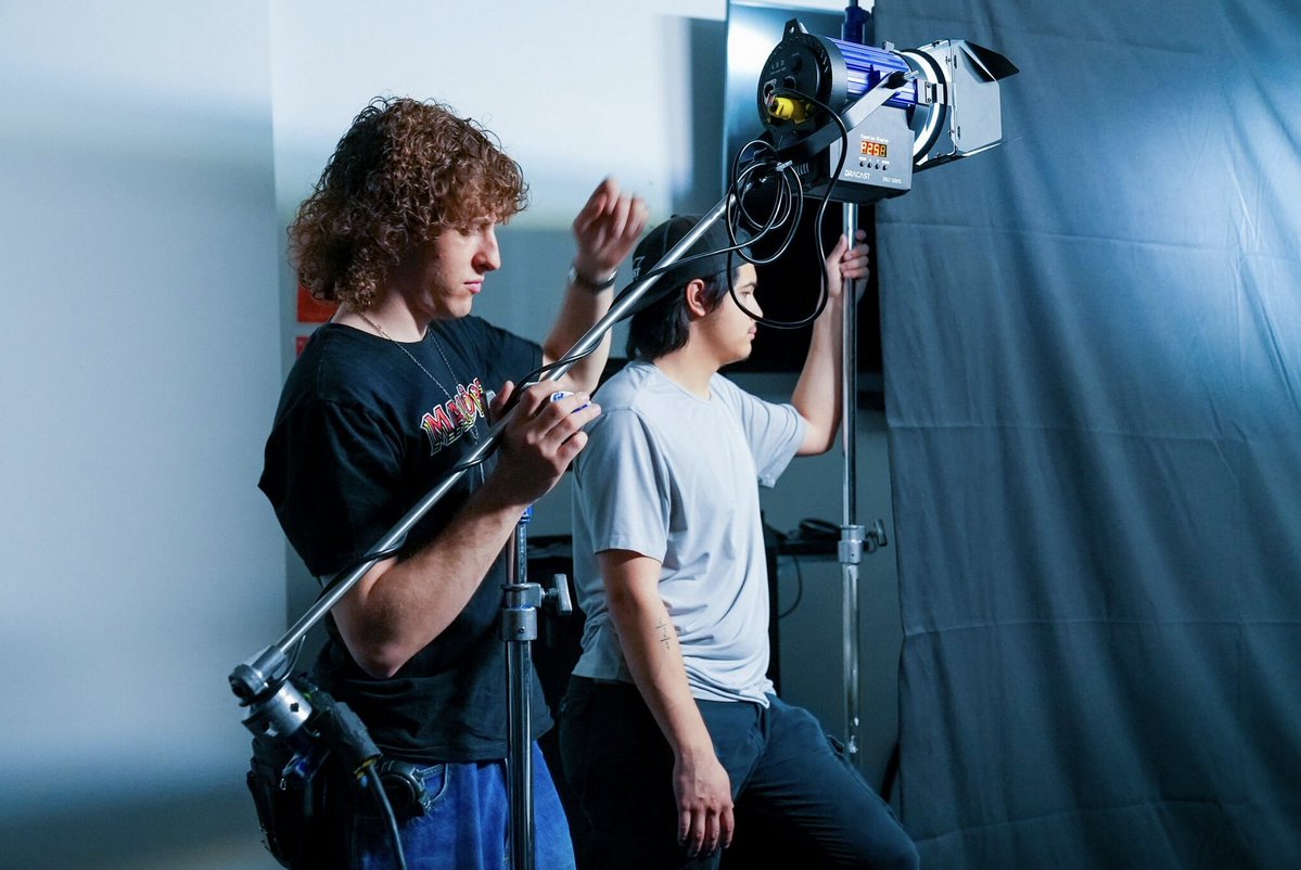 ColumCinemaTV's tweet image. Student filmmakers @ColumbiaChi behind the scenes on Directing II this semester. Short film: A GHOST SHIP IN A BOTTLE #collaboration #connections #college