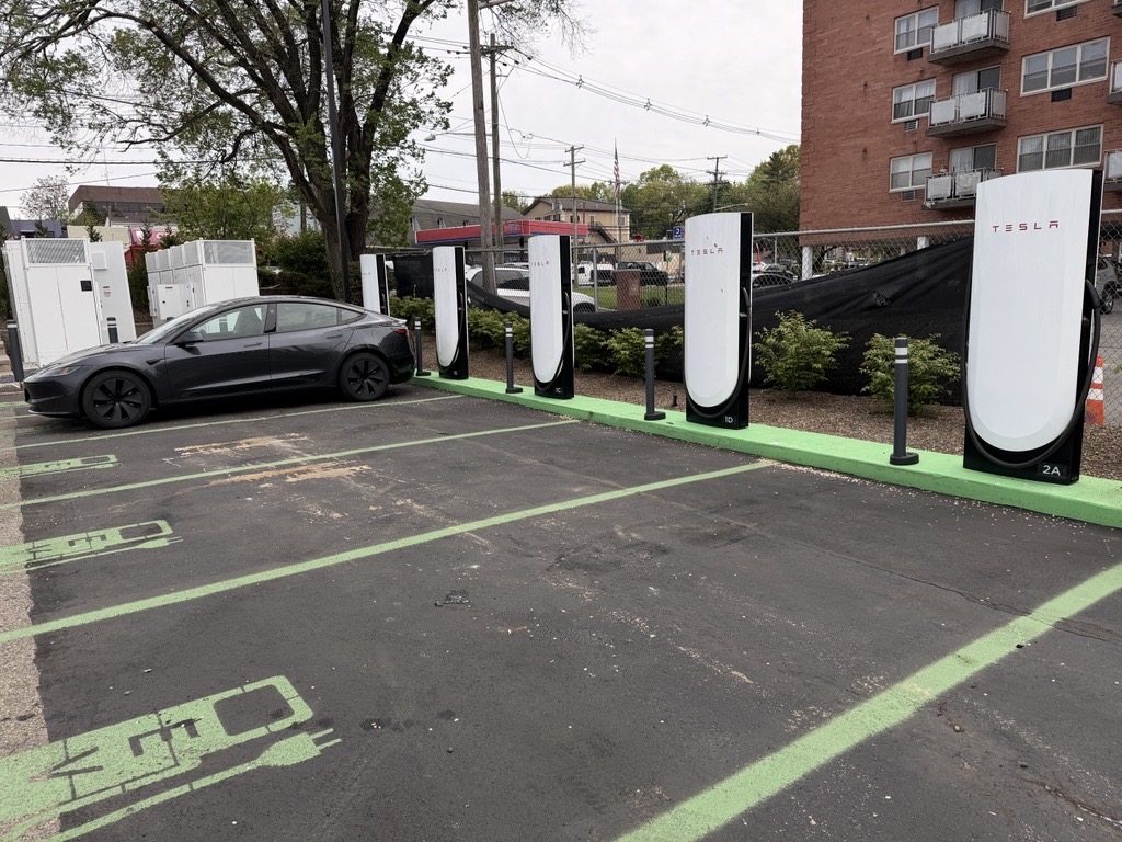 Tesla Charging tweet media