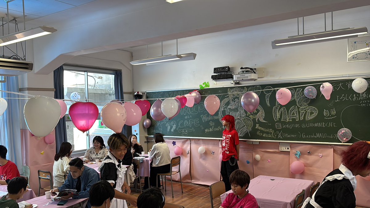 azabuMAIDcafe79's tweet photo. 文化祭2日目！メイドカフェ開店しました！
まだまだお客さんが足りないので
ぜひ屈強なメイドに逢いに来てください！
 #麻布  #麻布学園  #麻布文化祭 https://t.co/fnjVsV39PC