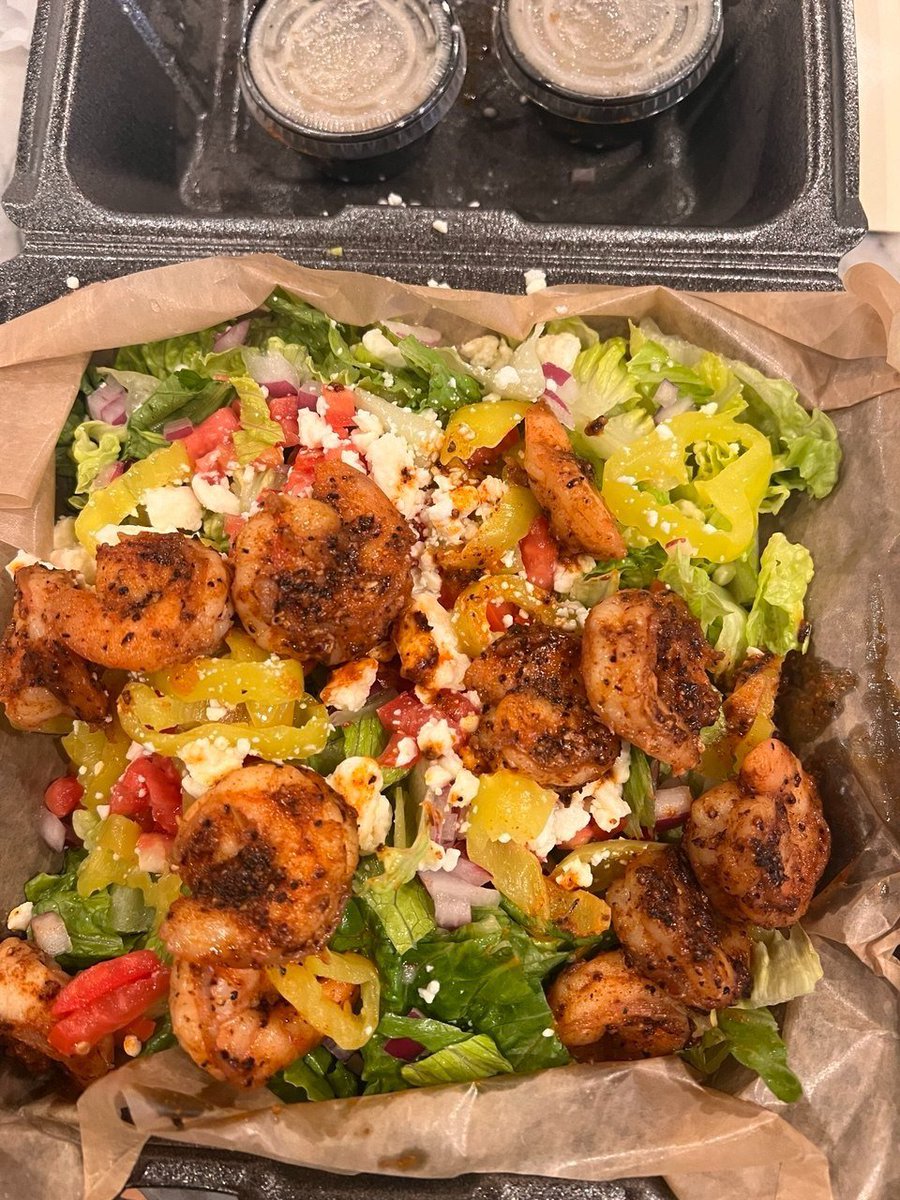ZenFairways's tweet image. Keeping it light and fresh for dinner 🥗🍤 shrimp salad with lots of veggies—simple but so good!

#DinnerTime #HealthyEating #ShrimpSalad #FreshFood #CleanEating