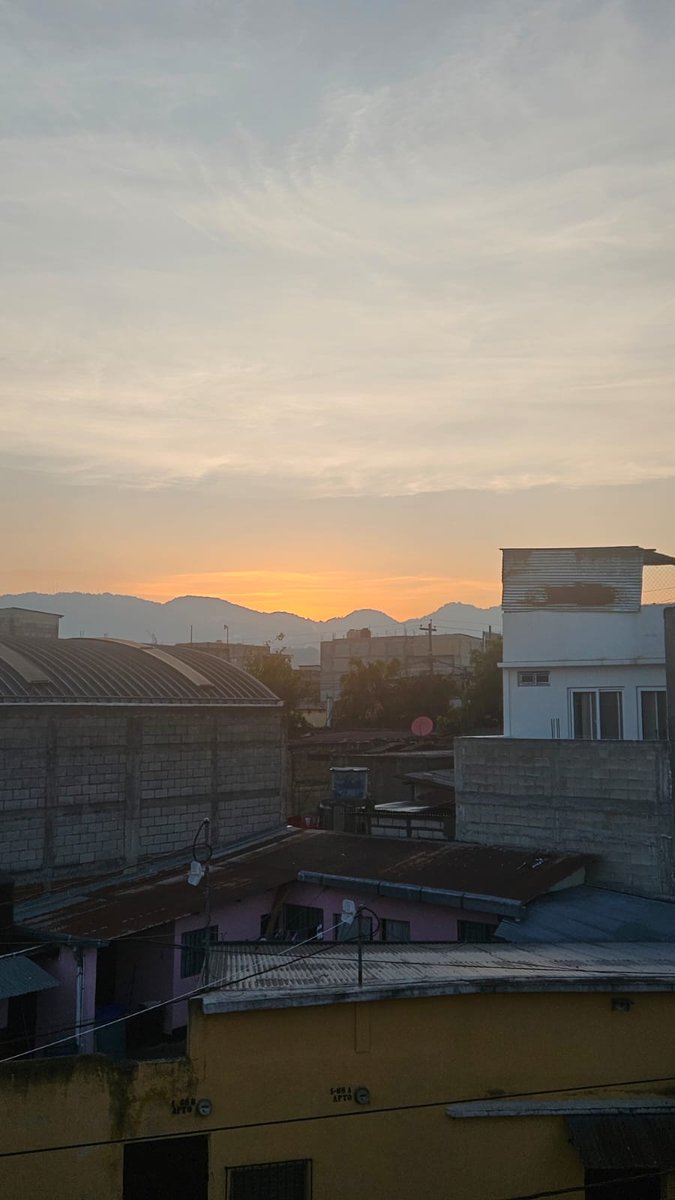 Tecabre25's tweet photo. Mi atardecer del #1rodemayo #1demayo #atardecer #ocaso https://t.co/v8NRFkSJQo
