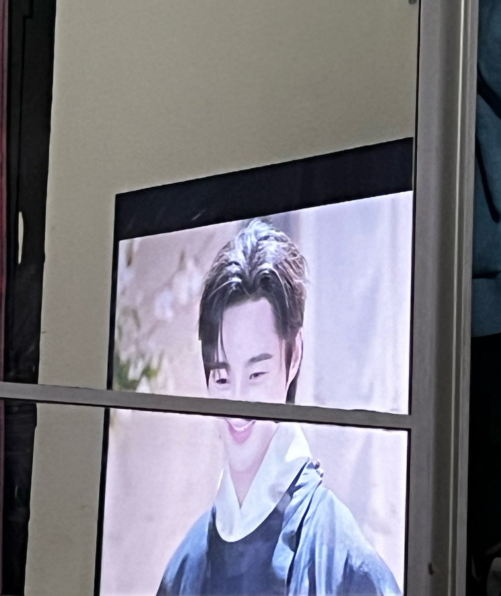 ele deformado pelo reflexo do espelho 🤣

#PerfectCrownEp7 
#ByeonWooSeok